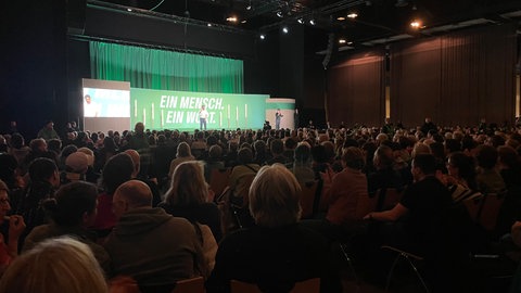 Vor mehr als 3.000 Menschen spricht Robert Habeck in der Messe Freiburg bei einer Wahlkampfveranstaltung mit der Bundestagskandidatin Chantal Kopf (Grüne).