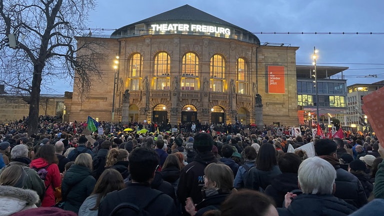 In Freiburg auf dem Platz der Alten Synagoge hat eine große Demo gegen Rechts stattgefunden.