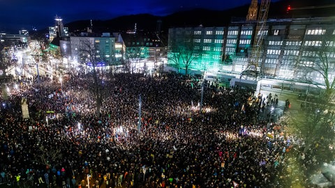 Rund 15.000 Menschen demonstrieren in Freiburg auf dem Platz der Alten Synagoge gegen die Migrationspolitik der Union.