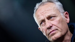 Freiburgs Ex-Trainer Christian Streich sorgt sich um die Demokratie im Land. Er ruft dazu auf, die liberale Demokratie zu verteidigen. 