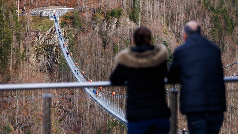 Menschen stehen auf der "Blackforestline", einer Hängebrücke in Todtnau. In Rottweil soll nun ein ähnliches Tourismusprojekt starten.  