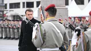 Der französische Präsident Emmanuel Macron begutachtet die Truppen während der Gedenkfeier zum 80. Jahrestag der Befreiung der Stadt Colmar durch die Alliierten am Ende des Zweiten Weltkriegs.