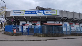 Außenansicht der "Echte Helden Arena" in Freiburg. Die Heimstätte des Eishockeyclubs EHC Freiburg ist stark sanierungsbedürftig.