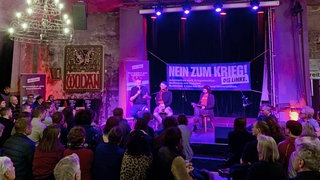 Die Linke-Spitzenkandidat Jan van Aken (v.l.), Freiburgs Direktkandidat Vinzenz Glaser und Kreissprecherin Freiburg Helena Pantelidis im Gespräch in der Wodanhalle.