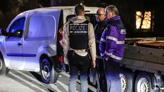 Polizisten vor einem Wohnhaus in Villingen-Schwenningen, in dem drei Leichen gefunden wurden
