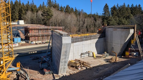 Die zwei Brückenpfeiler, genannt Widerlager, auf der Baustelle der neuen Brücke nach Friedenweiler an der B31