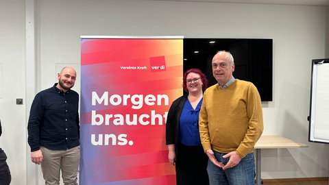 Krankenpfleger Christian Gut, Verdi-Gewerkschaftssekretärin Melanie Kühn und ver.di-Bezirksgeschäftsführer für den Bezirk Südbaden Schwarzwald, Rainer Geis, am Rande einer Pressekonferenz zum Großstreiktag am Donnerstag. 