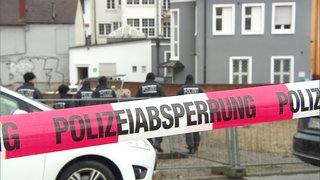 Am Tag nach der Tat hat die Polizei den Tatort im Offenburger Stadtzentrum erneut gründlich abgesucht. Ob bei dem Tötungsdelikt eine Waffe oder ein anderer Gegenstand benutzt wurde, wollte die Polizei aus ermittlungstaktischen Gründen zunächst nicht sagen.