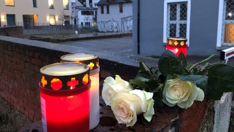 Nach dem gewaltsamen Tod einer Frau in Offenburg sind viele Menschen in der Stadt erschrocken. In der Nähe des Tatorts wurden am Tag nach dem Verbrechen einige Blumen und Kerzen abgelegt