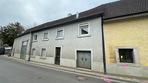 Ein Nachbar hatte eine Leiter an das rechte Fenster des Zimmers im ersten Stock gelehnt, sodass das Kind flüchten konnte.