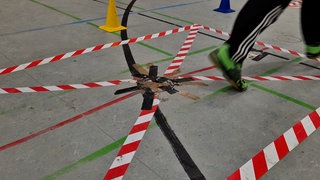 Der Boden in der Wentzinger-Sporthalle in Freiburg sieht aus wie ein Flickenteppich. Nach einem Wasserschaden wurde dieser nur provisorisch repariert. 