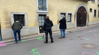 Beamte des Landeskriminalamtes in Stuttgart besichtigen den Tatort in Eichstetten und sichten Spuren.