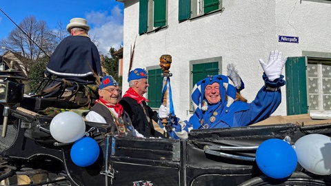 Oberzunftmeister Andy Müller rollt zum Rathaussturm in Staufen