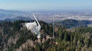 Ein Windrad auf dem Roßkopf bei Freiburg wird gesprengt.