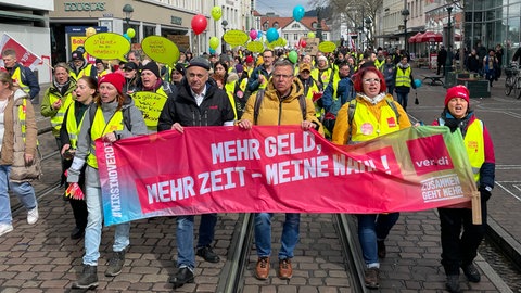 Mitarbeitende im öffentlichen Dienst ziehen demonstrierend durch die Freiburger Innenstadt