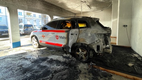Verbrannte Wagen des Malteser Hilfsdienstes in Freiburg. Die Feuerwehr vermutet Brandstiftung.