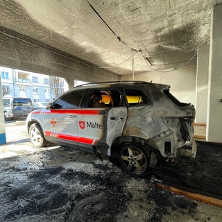 Verbrannte Wagen des Malteser Hilfsdienstes in Freiburg. Die Feuerwehr vermutet Brandstiftung.