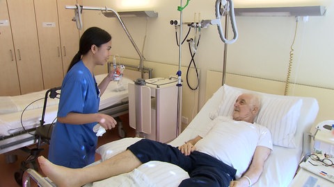 Die philippinische Pflegekraft Micah behandelt einen Patienten an der Helios Klinik in Müllheim. 