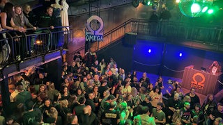 Rund 700 Menschen feiern gemeinsam auf der Tanzfläche bei der Eröffnung des Omega in Donaueschingen. 