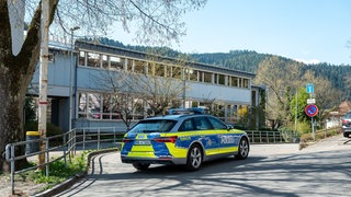 Ein Polizist hat in Schramberg einen Mann erschossen. Die Polizei ist mit einem größeren Aufgebot vor Ort.