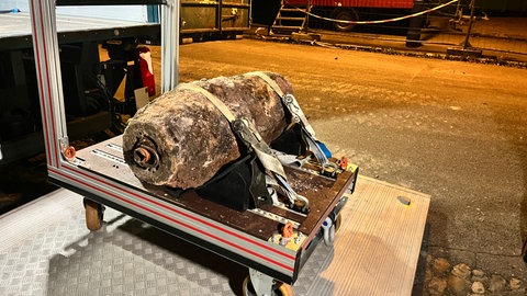 Eine Fliegerbombe aus dem Zweiten Weltkrieg wird nach ihrer Entschärfung in Freiburg abtransportiert.
