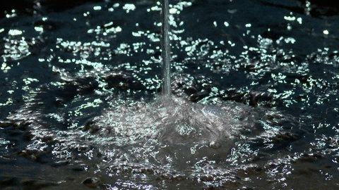 Ein Wasserstrahl fließt auf den Boden.