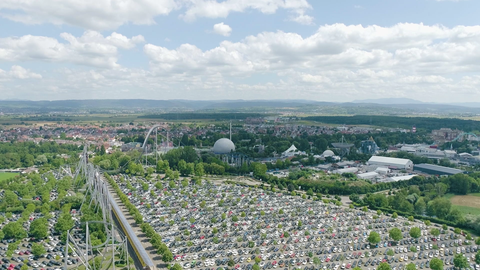 Der Europa-Park: Achterbahnen umgeben von vielen Parkplätzen.