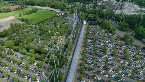 Der Europa-Park: Achterbahnen umgeben von vielen Parkplätzen.