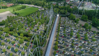 Der Europa-Park: Achterbahnen umgeben von vielen Parkplätzen.