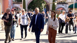 Europa-Park-Gründer Roland Mack und Tochter Ann-Kathrin laufen Seite an Seite durch den Europa-Park.