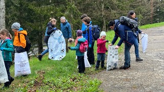 Kinder und Erwachsene sind am Freitag an vielen Orten des Schwarzwalds mit großen Tüten  unterwegs gewesen und haben Wiesen und Wälder von Müll befreit.