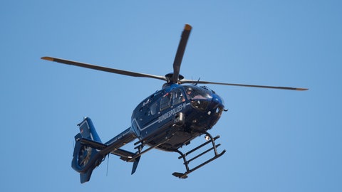 Ein dunkelblauer Hubschrauber der Bundespolizei.