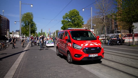 Die Verkehrsaufsicht der VAG fährt zusammen mit der Polizei vor dem Fahrrad-Demonstrationszug von Fridays vor Future zur Kontrolle her