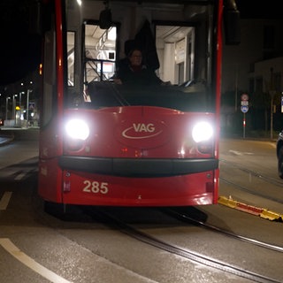 Melanie Schultz steuert ihre Straßenbahn durch die Freiburger Nacht