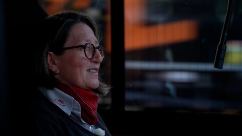 Bus-  und Straßenbahnfahrerin Melanie Schultz lächelt stolz.