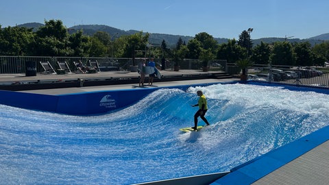 Surferin auf der neuen künstlichen Welle in Freiburg.