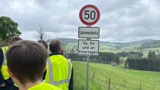 Auf der Landstrasse durch Bernau im Schwarzwald stehen neue Verkehrschilder, die das Tempo an Wochenenden und Feiertagen auf 50 begrenzen. Lärmschutz steht darauf. 