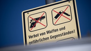 Verbotsschild einer Waffen- und Messerverbotszone (Symbolbild).
