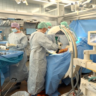 Ein Ärzte-Team an der Uniklinik Freiburg operiert das Knie einer Patienin mit der neuartigen Operationsmethode.
