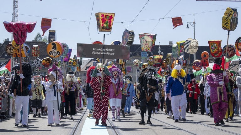 Natürlich auch Teil der Eröffnungsfeier des 69. Eurovision Song Contest: Eine Delegation der traditionellen Basler Fasnacht.