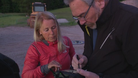 Das Team der Rehkitz-Retter bereitet den Drohnenflug vor.