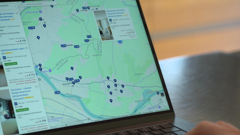 Booking.com-Karte, die freie Hotelzimmer zeigt