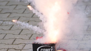 Brennende Feuerwerksbatterie (Symbolbild)