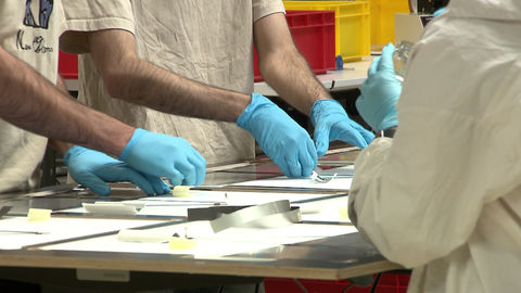 Teile der Fertigung laufen in Handarbeit