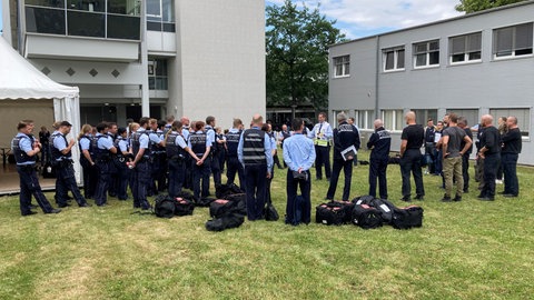 Alle Polizeikräfte nach der Amokübung an der Uniklinik Freiburg bei einer Lagebesprechung