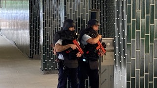 Drei schwer bewaffnete Polizisten sichern bei einer Amok-Übung ein Kliniktrakt auf dem Campus der Uniklinik Freiburg