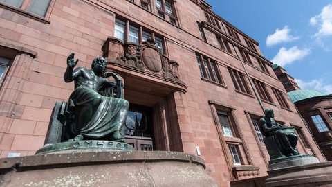 Eingang zum Hauptgebäude der Universität Freiburg, flankiert von den Statuen von Homer und Aristoteles 