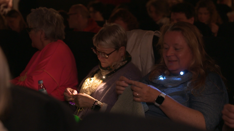 Strickerinnen im Kandelhofkino beim ersten Strick-Kinoabend in Freiburg. In Sachen Licht sind sie auf Nummer sicher gegangen und haben spezielle Lämpchen mitgebracht.