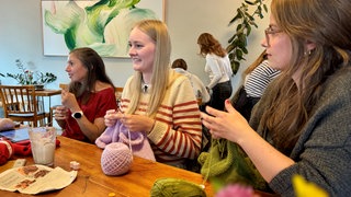 Diese jungen Frauen stricken besonders gerne in der Gemeindschaft: Anna Marschall, Eva Frede und Lena Schmittgall (v.l.) aus Freiburg.