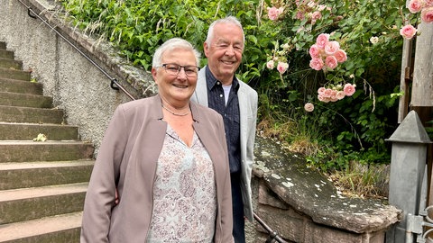 Das Ehepaar Anita und Werner Gerteisen stehen vor einem Rosenbusch.